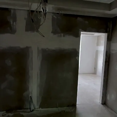 Antes: escritório com paredes de gesso sem acabamento e fios aparentes