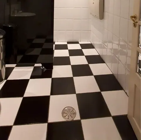 Antes: banheiro com piso xadrez preto e branco