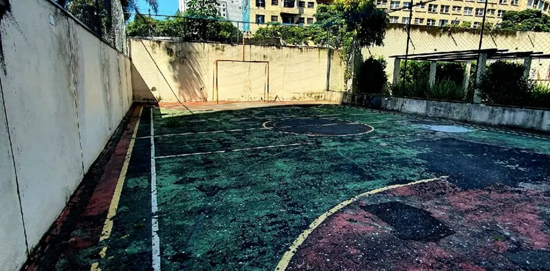 Antes: quadra do condomínio com o piso gasto, verde e vermelho
