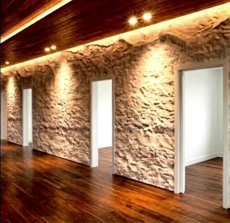 Corredor com parede de pedra, forro de madeira com luz embutida e piso de madeira