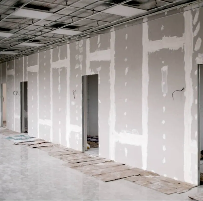 Apartamento na planta, com paredes de gesso ainda sem acabamento e piso protegido