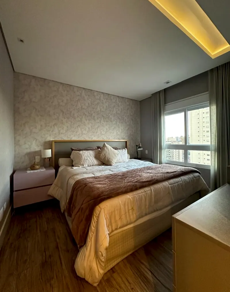 Quarto com sanca iluminada, parede clara, cortina e janela
